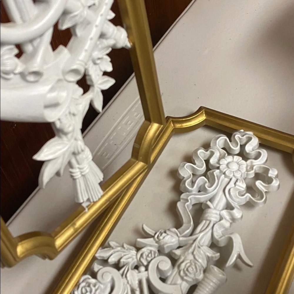 Homco Mid Cenury Modern Gold And White Hanging Plaques - Picture 6 of 7